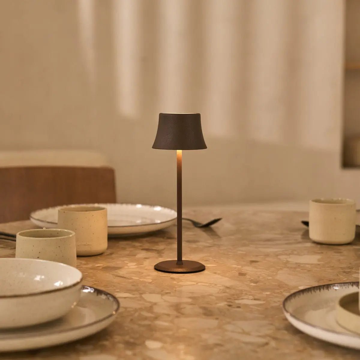 Willy Mini Mocha Brown oplaadbare tafellamp – stijlvol, dimbaar, batterijduur van 60 uur