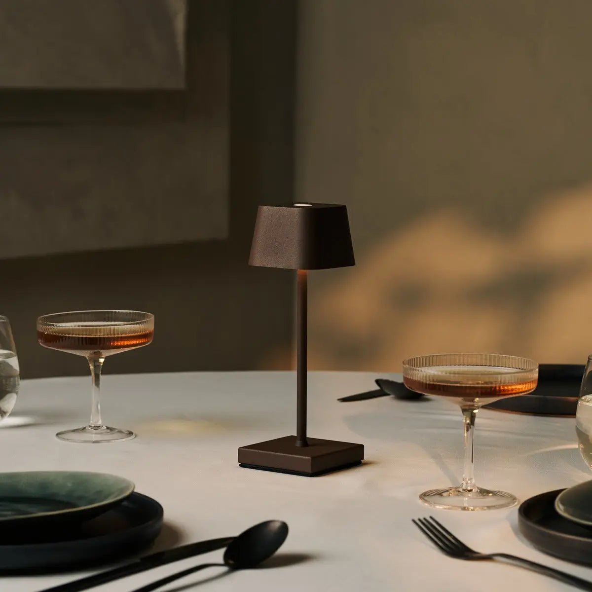 Sarphati Mini Mokka Bruin Snoerloze Tafellamp | Oplaadbaar via laadstation en 3 lichtmodi