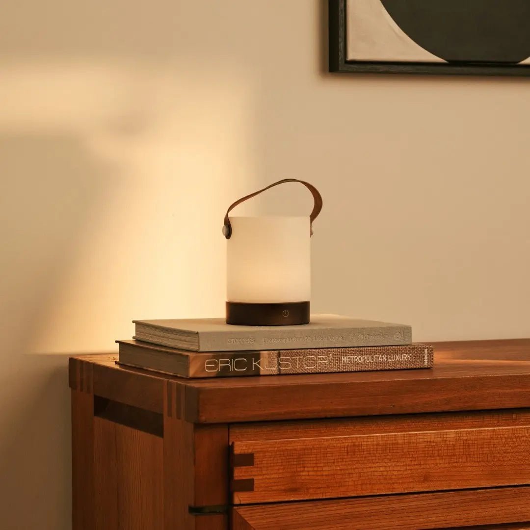 Avery Donkerbruine Oplaadbare Houten Tafellamp | Leren band, draadloos en dimbaar