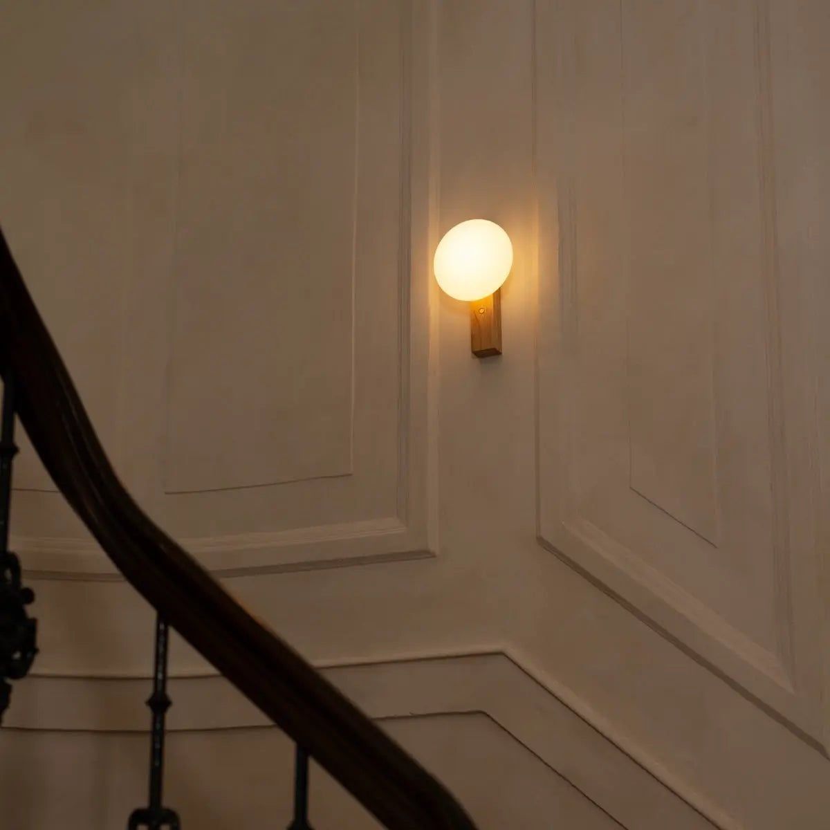 Matthew lichtbruin stijlvol houten draadloze wandlamp - oplaadbaar en dimpelbaar