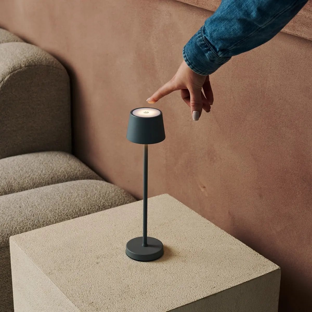 Combiset Professioneel | 8 x Vondel Mini Mouse grijze oplaadbare tafellampen en 1 x Central Station-oplaadstation