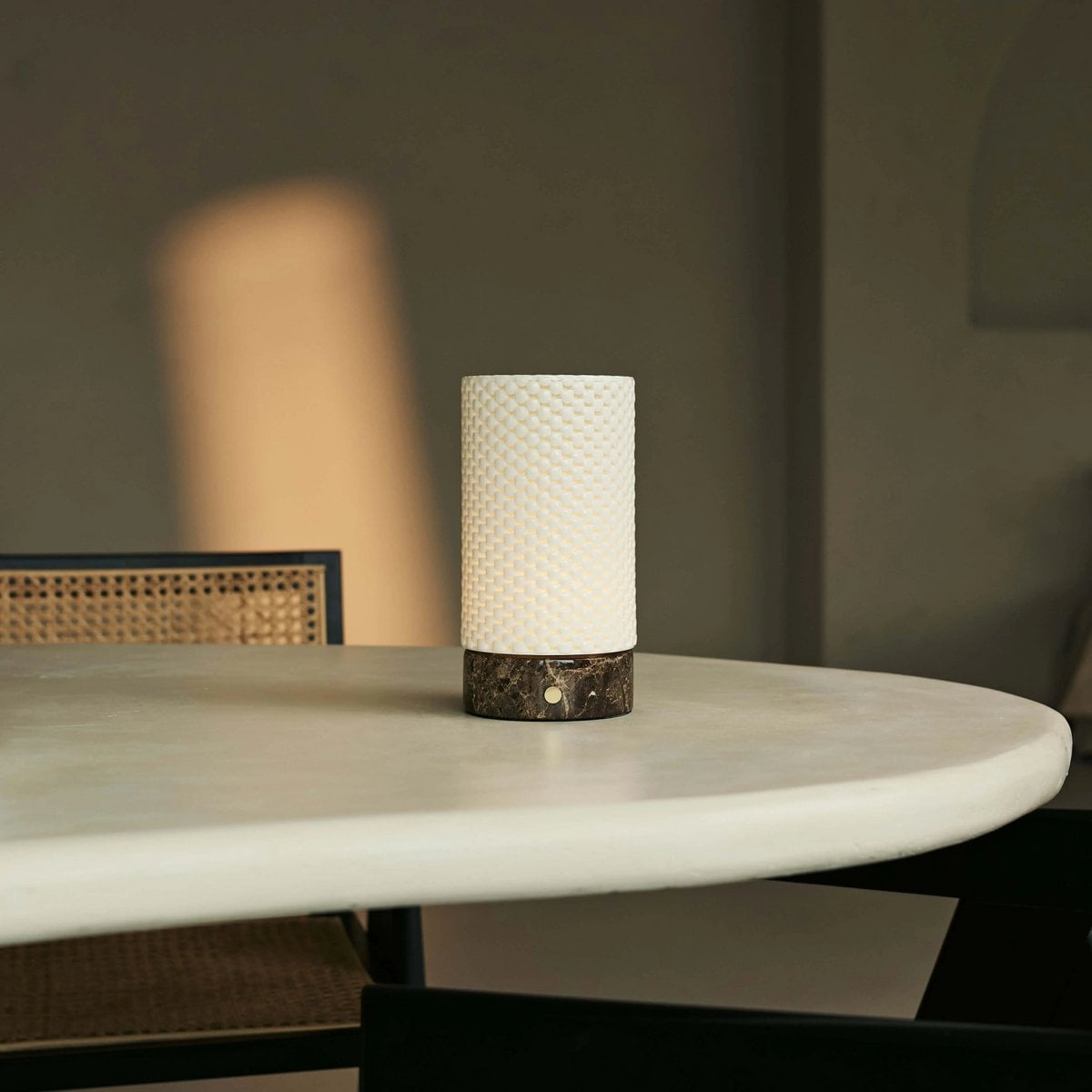 Luna Donkerbruin Marmeren Oplaadbare Tafellamp | 3D-geprint porselein, dimbaar en batterijduur tot 100 uur