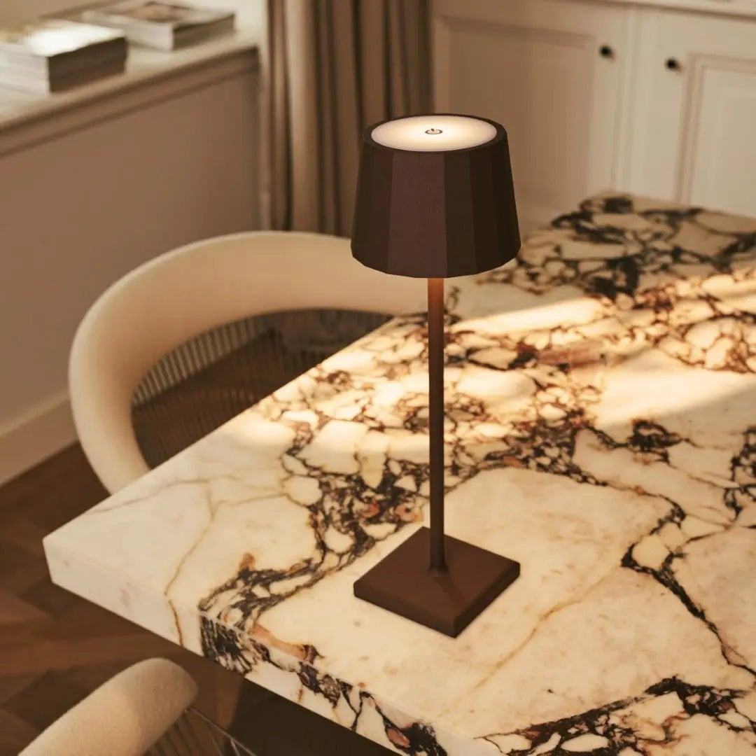 Combiset Professioneel | 8 x Wouter Mokka Bruin Oplaadbare Tafellampen & 1 x Centraal Station Oplaadstation