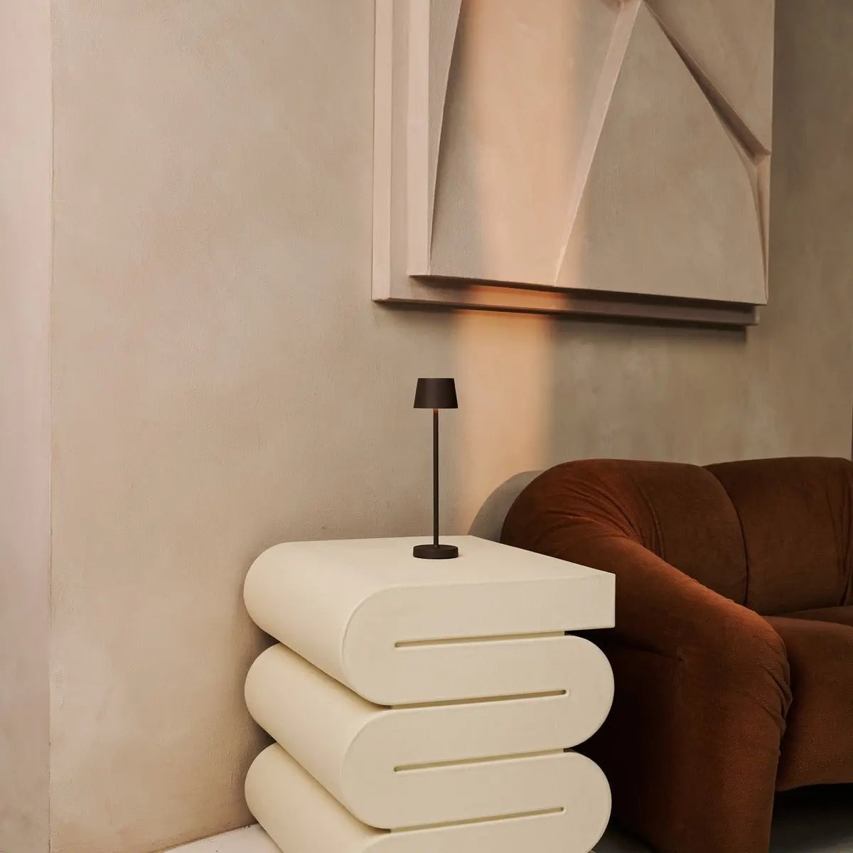 Combiset Professioneel | 4 x Vondel Mini Mokka Bruin Oplaadbare Tafellampen & 1 x Amstel Oplaadstation