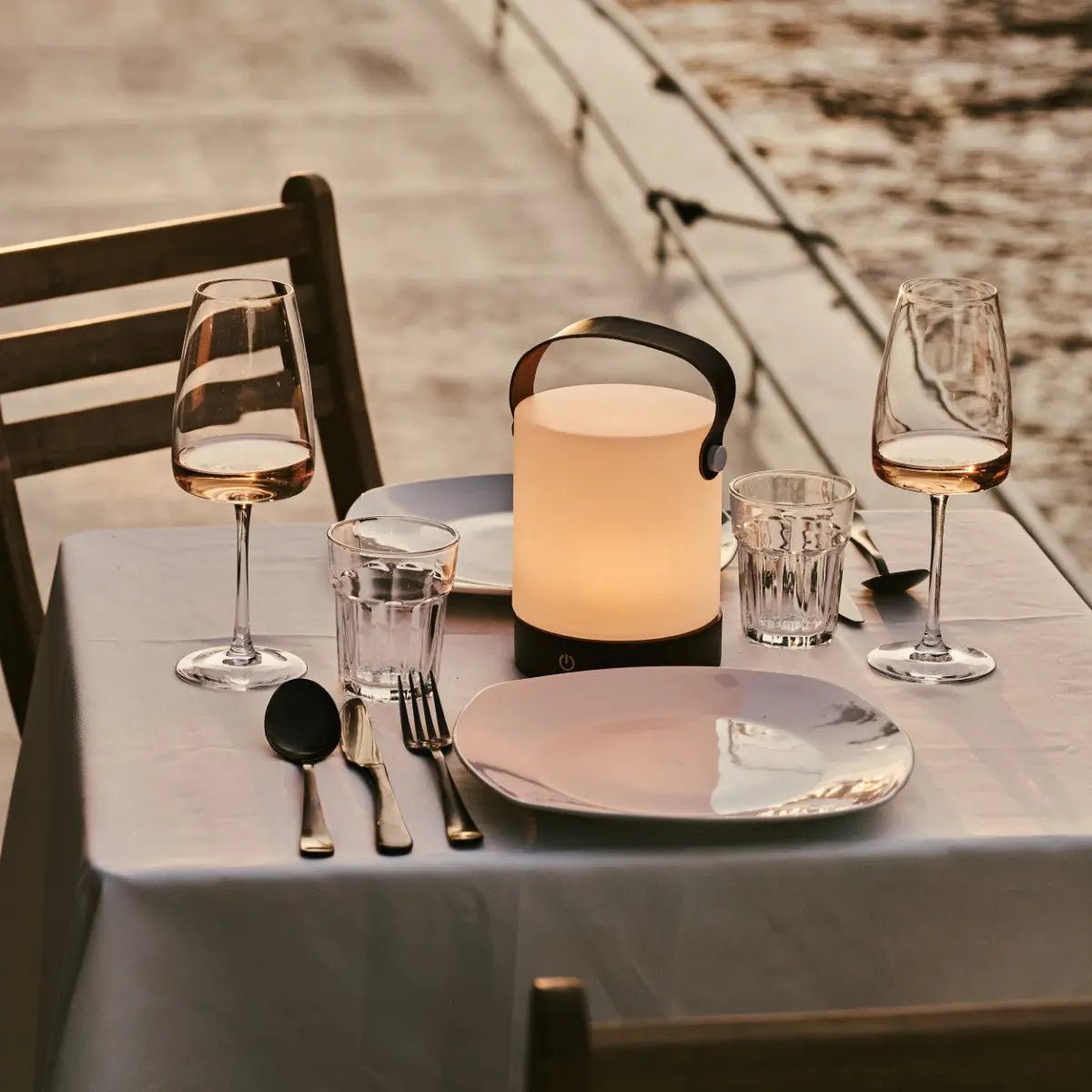 Avery Donkerbruine Oplaadbare Houten Tafellamp | Leren band, draadloos en dimbaar