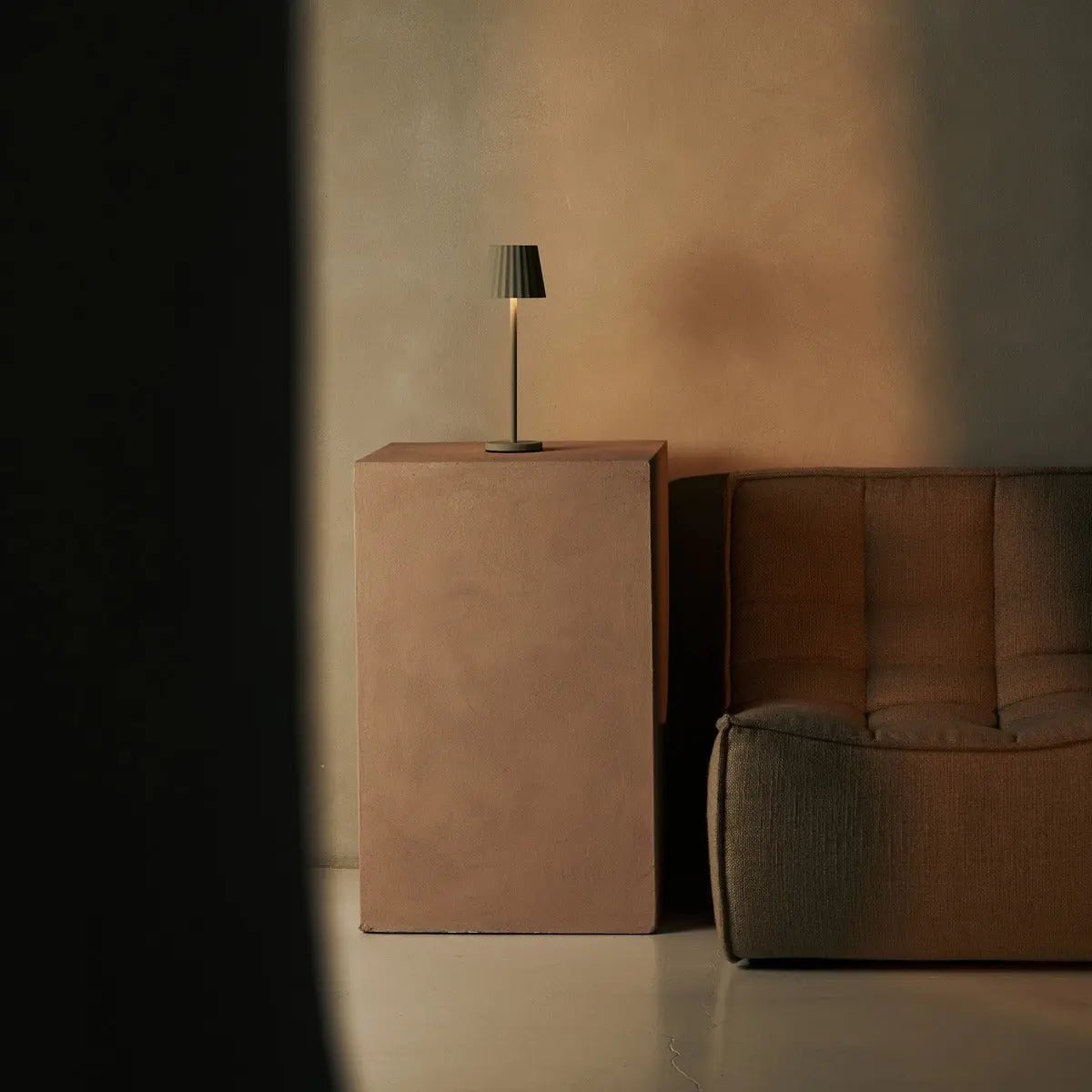 Combiset Professioneel | 8 x Maya Shadow Grey oplaadbare tafellampen en 1 x Central Station-oplaadstation