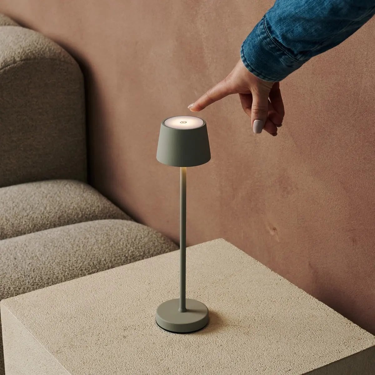 Combiset Professioneel | 4 x Vondel Mini Shadow Grey oplaadbare tafellampen en 1 x Amstel laadstation